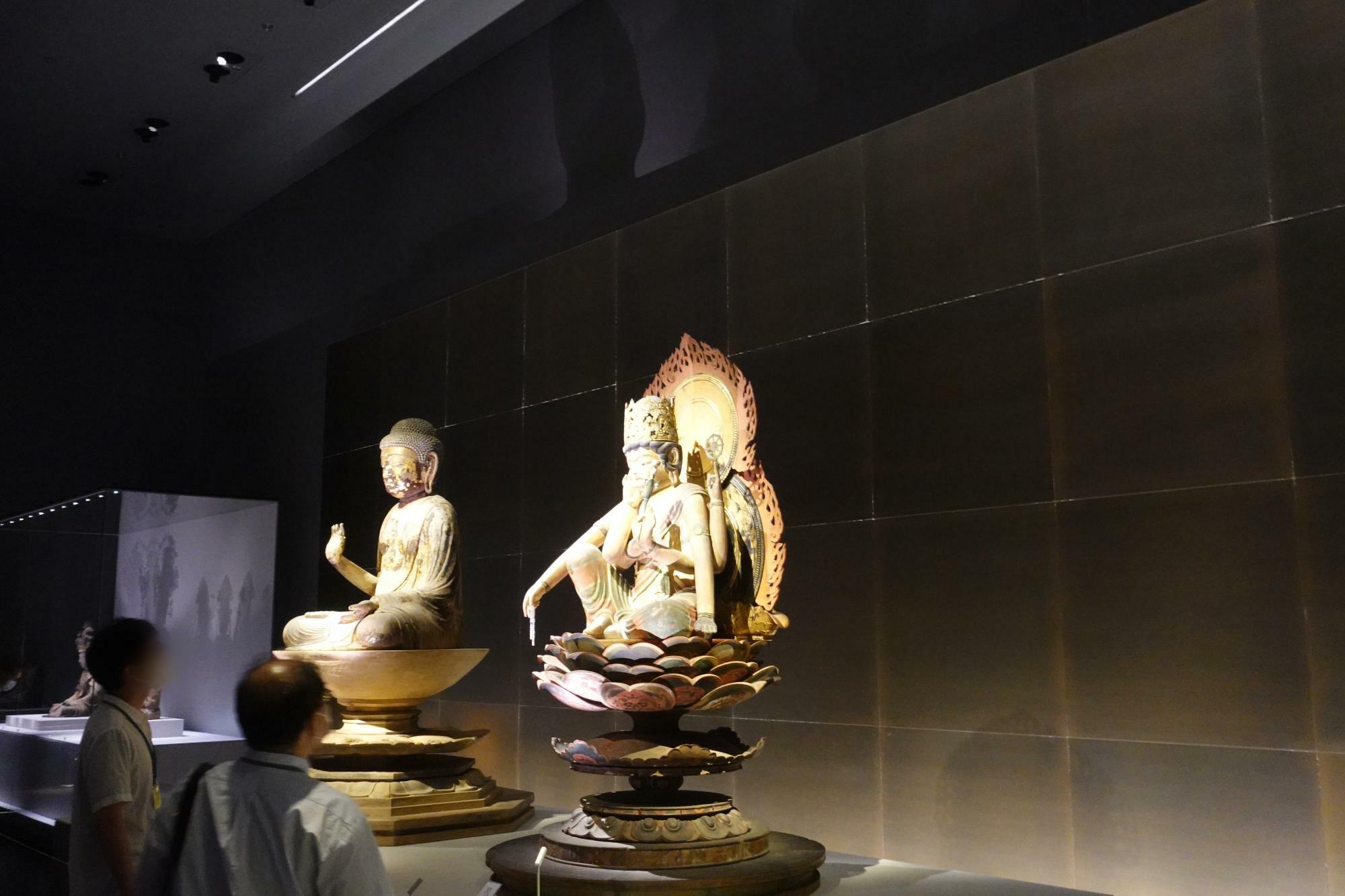 京都国立博物館の特別展で特別の許可を得て撮影した如意輪観音のレプリカ
