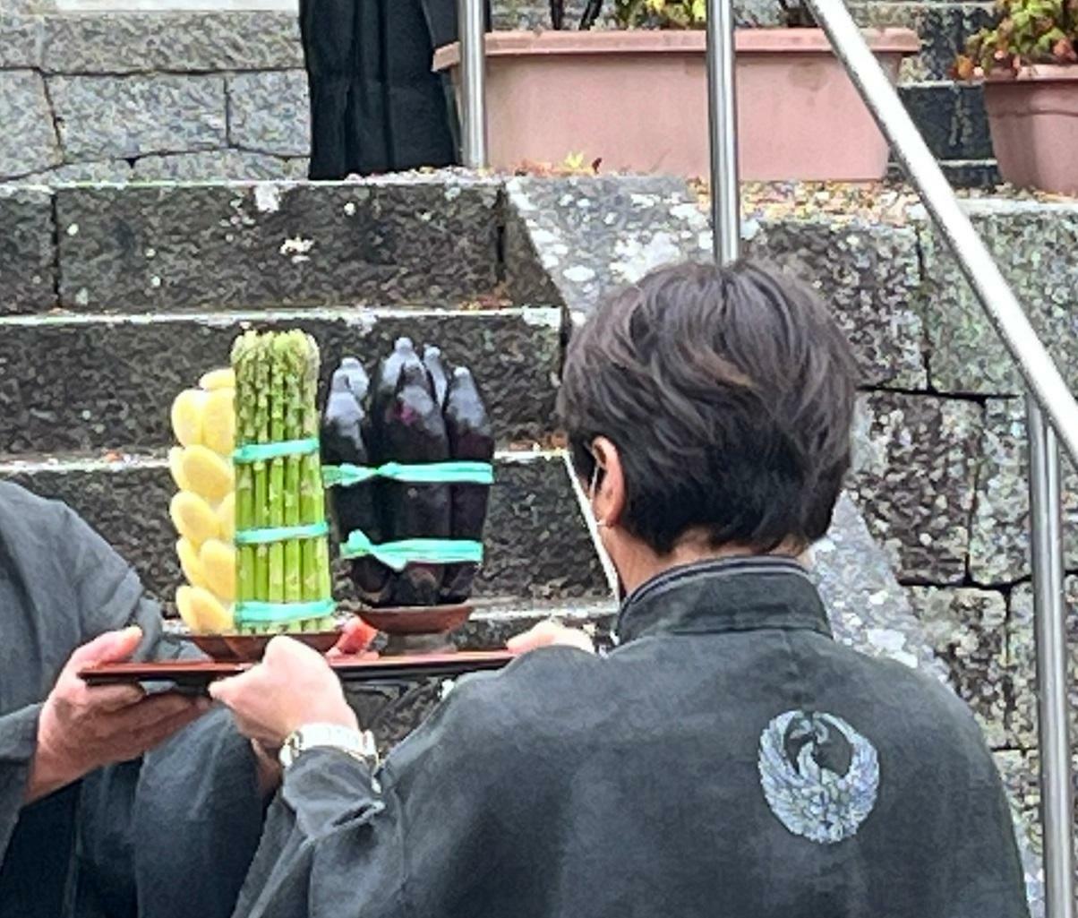 天野山金剛寺で4月21日に行われた正御影供のお供え物にもなすがある。