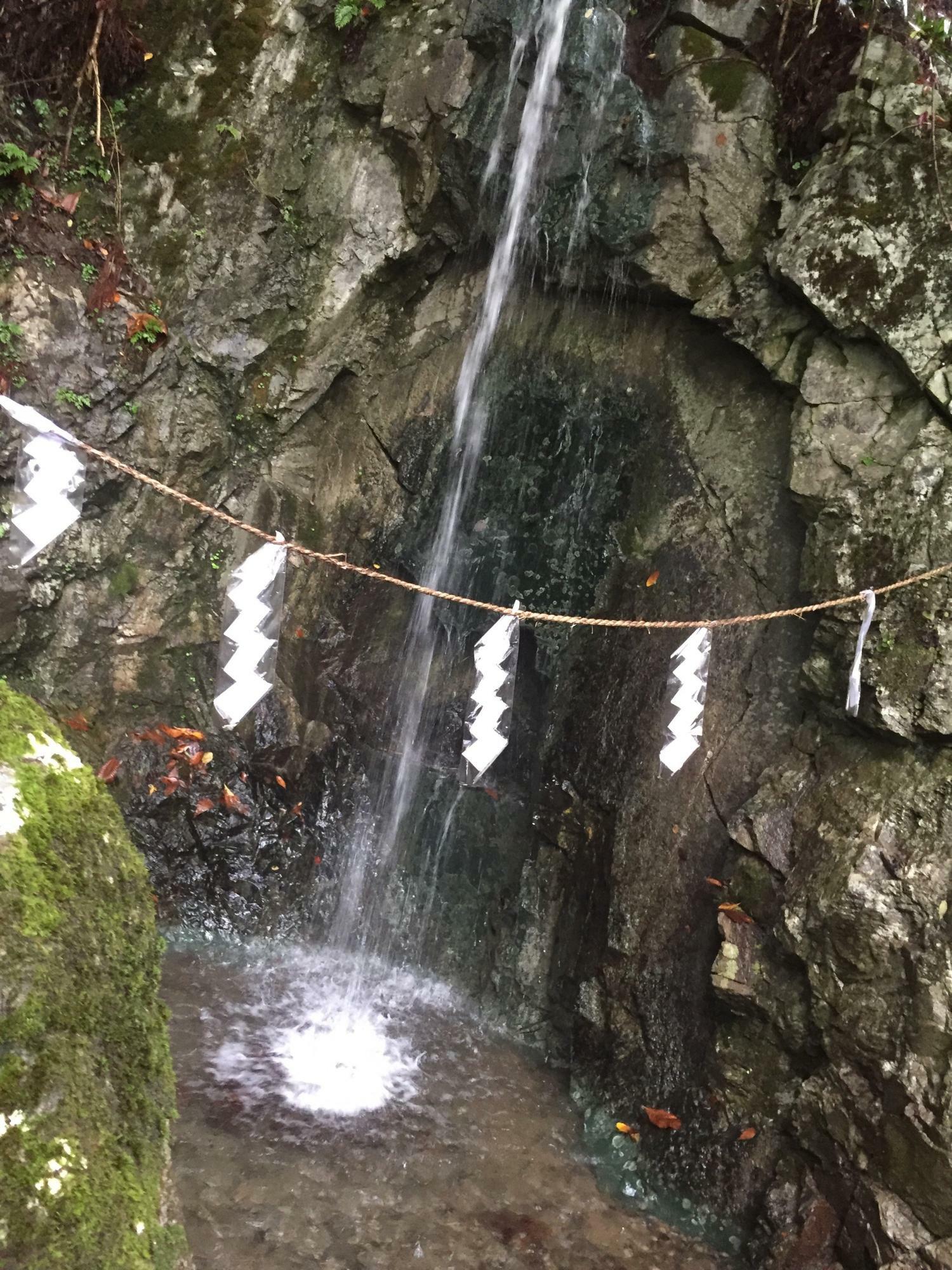 龍泉寺境内にある修行のための滝