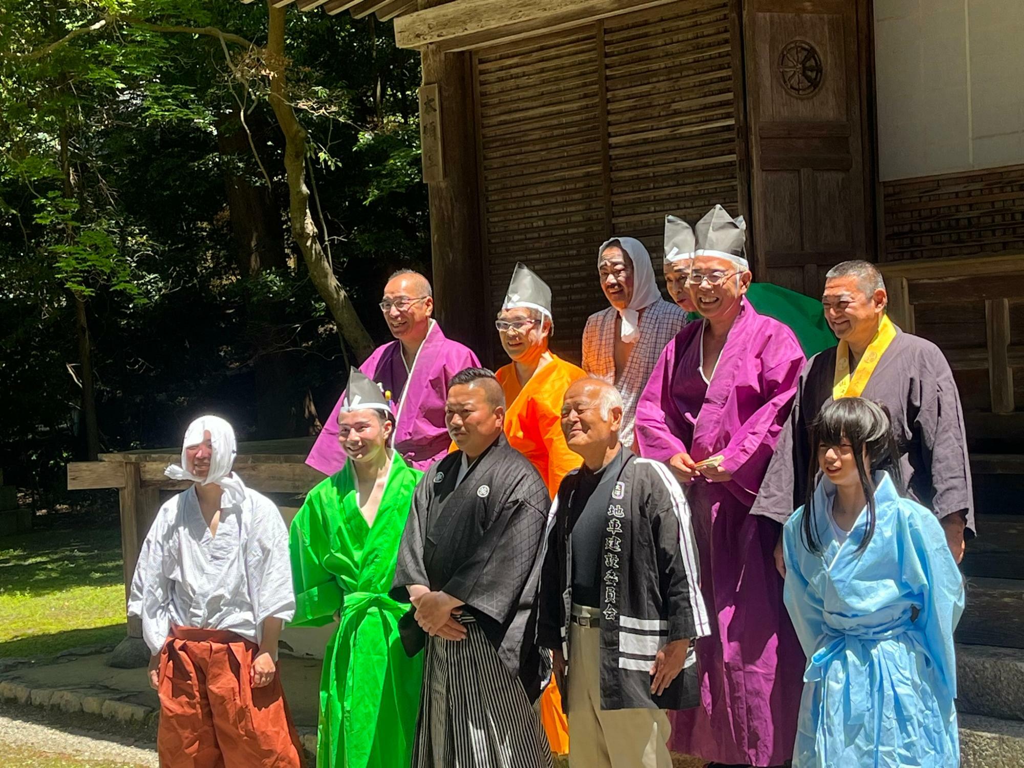 天誅組が決起した観心寺の楠木正成首塚前で楠木正成命日に奉納された喜楽座の俄メンバー