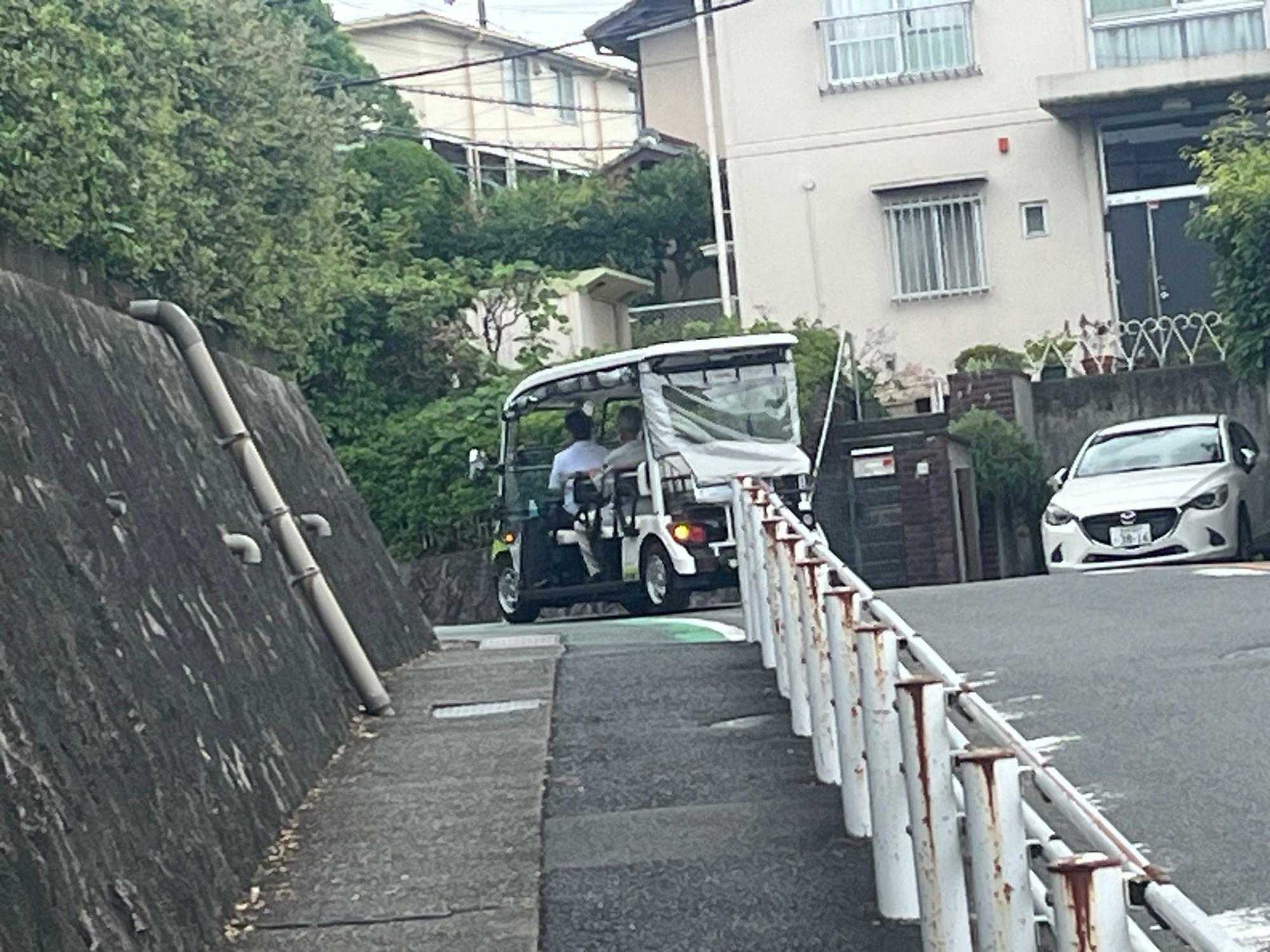 ちょうど大師町クルクルが横を通過していきました