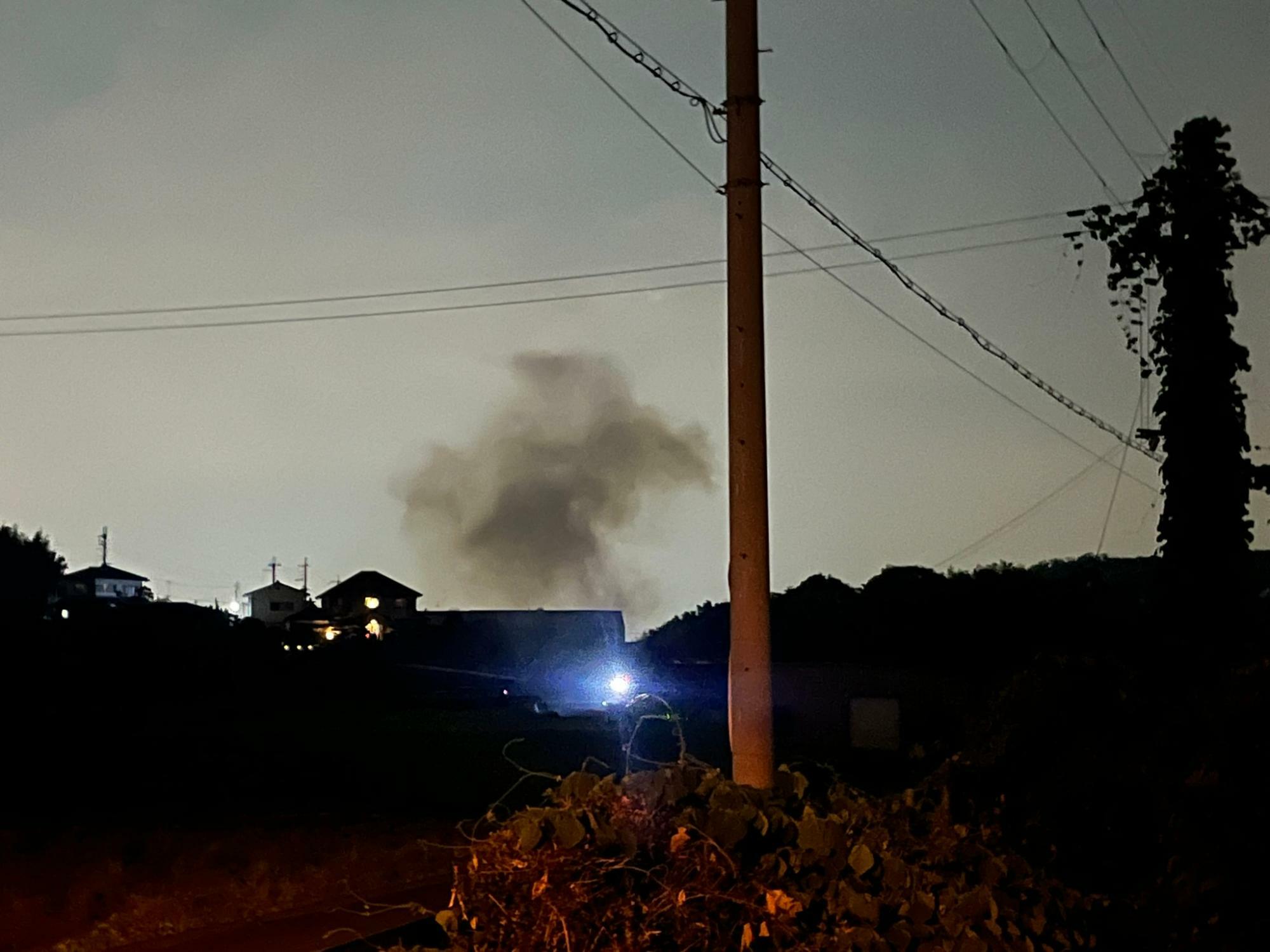 高向花火が終わった瞬間に残った硝煙