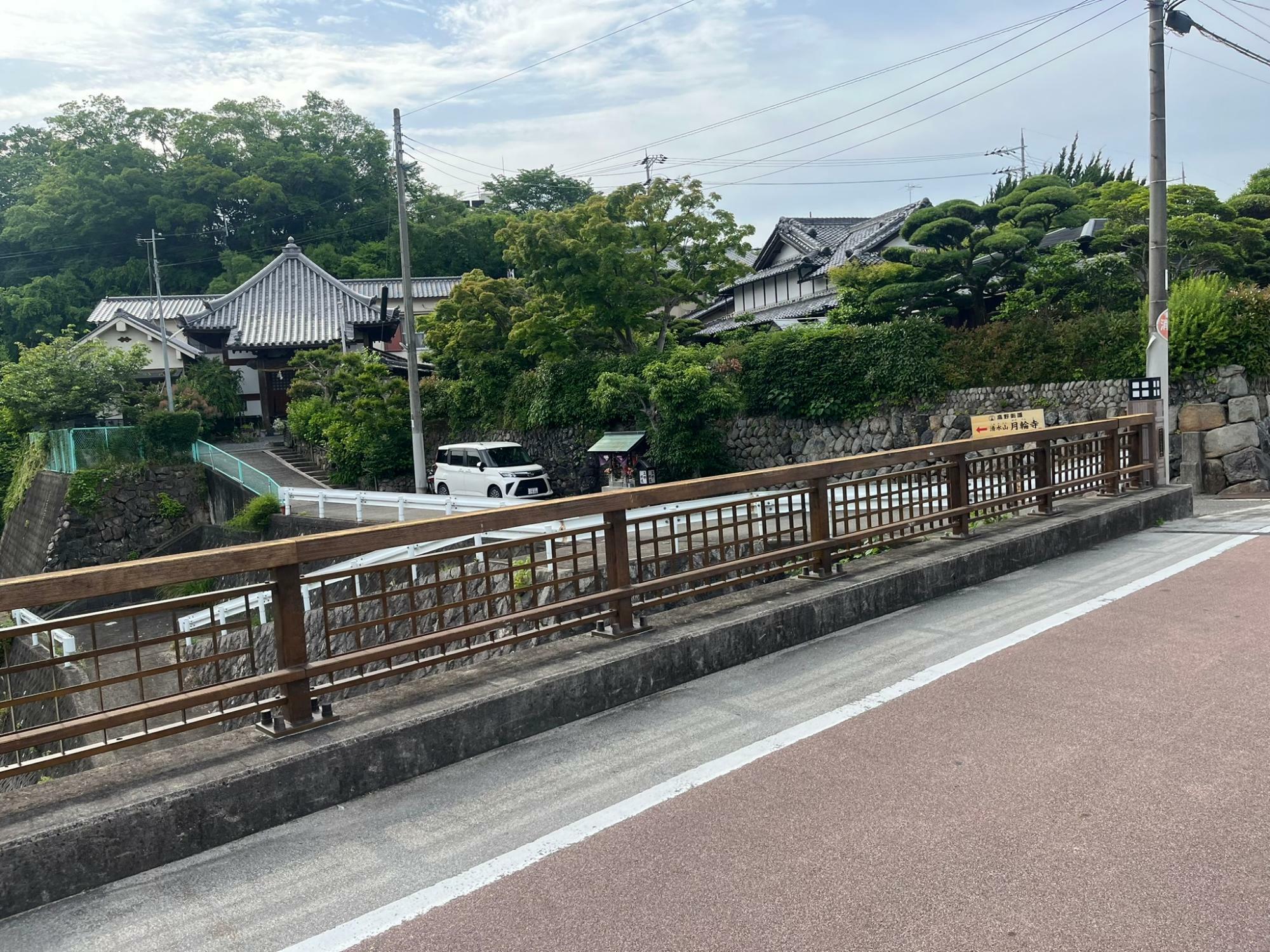 油屋旅館跡と川の対岸にある月輪寺