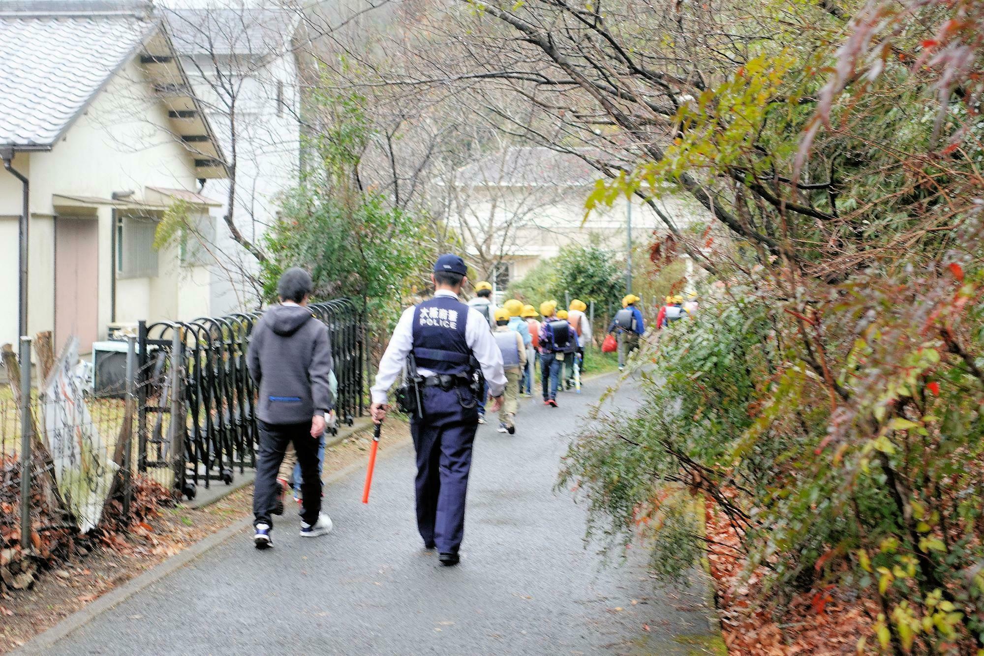 2年前に取材した天見の駐在さんが見守る朝の通学風景