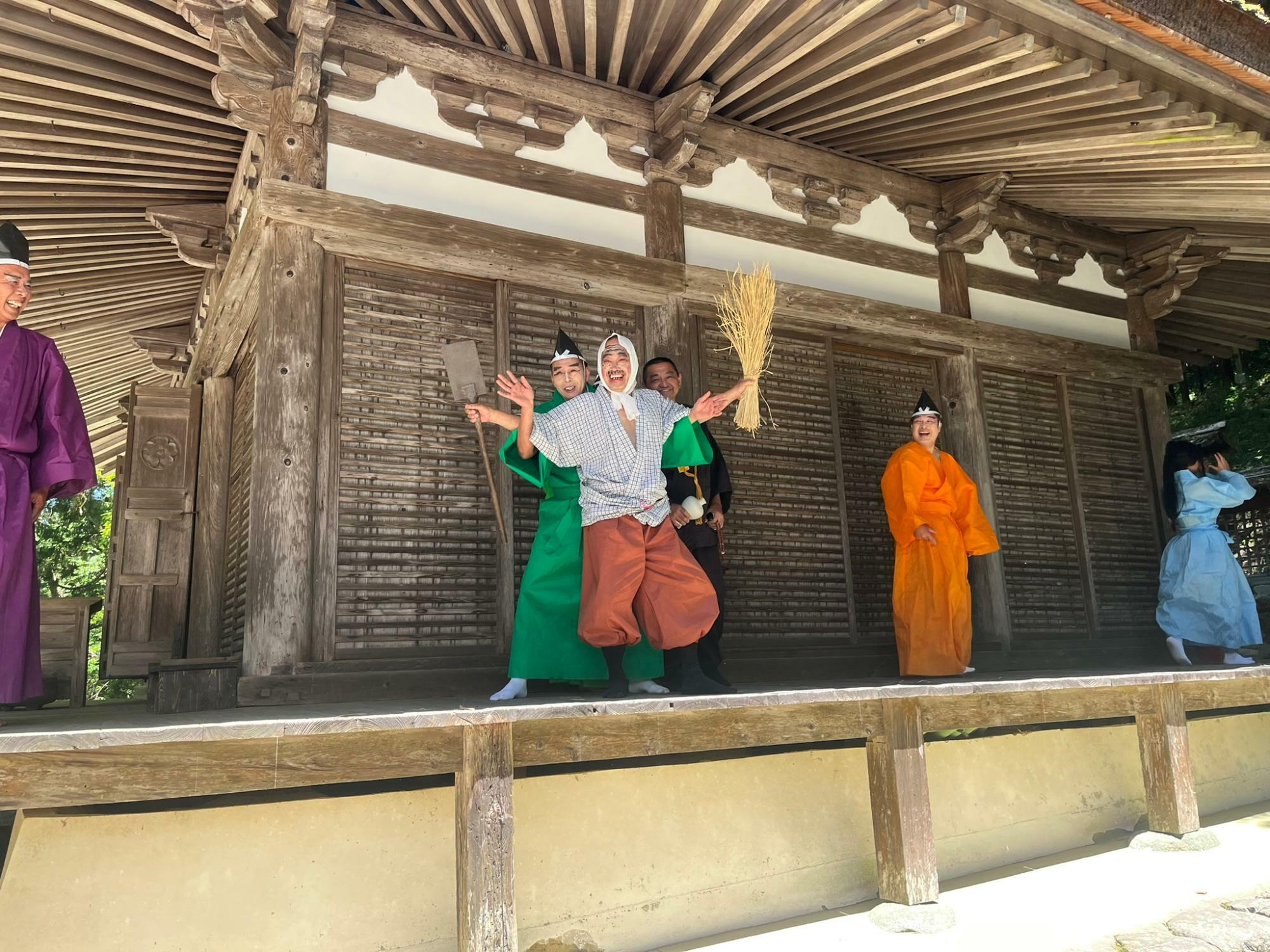 観心寺首塚前で行われた河内にわか