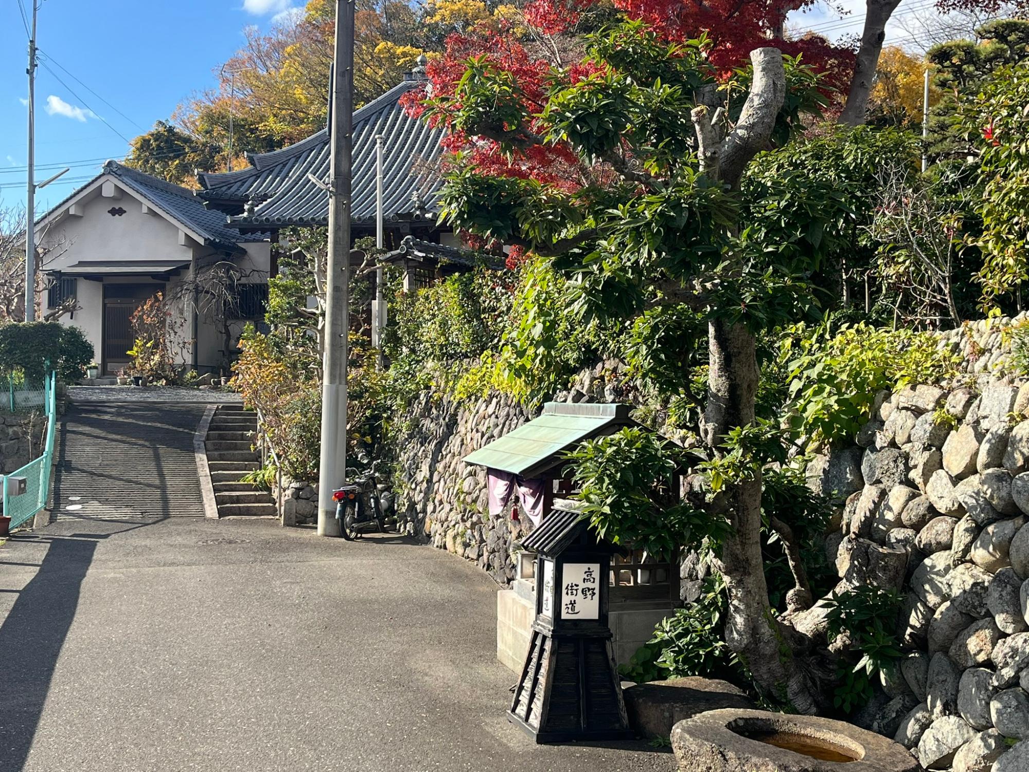 奥にあるのが高野山真言宗の月輪寺