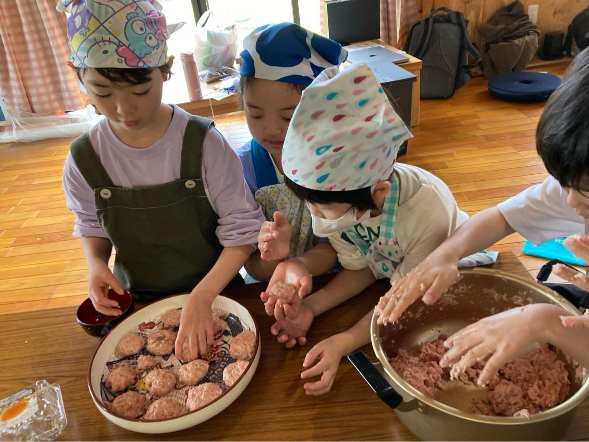 お昼は自分たちで育てた野菜や地域からいただいた食材をもとに、自分たちでご飯を作りみんなで食べます。