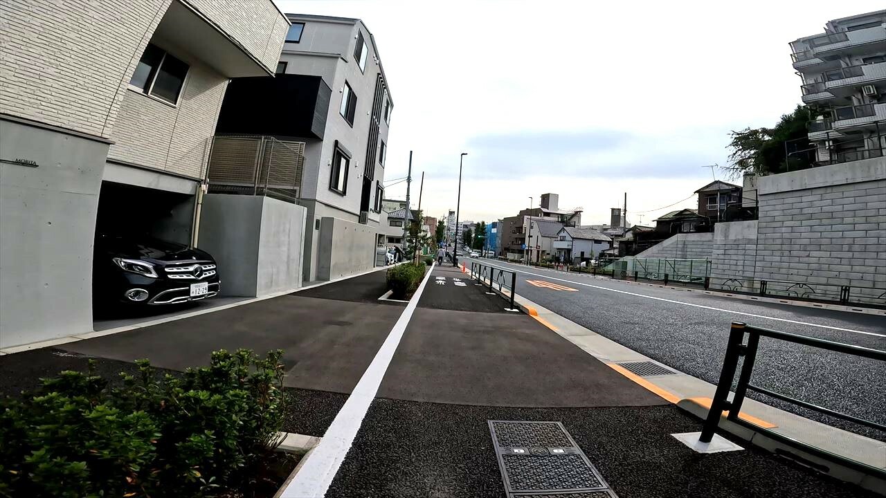 歩道は広く、歩行者エリアと自転車エリアに分かれている