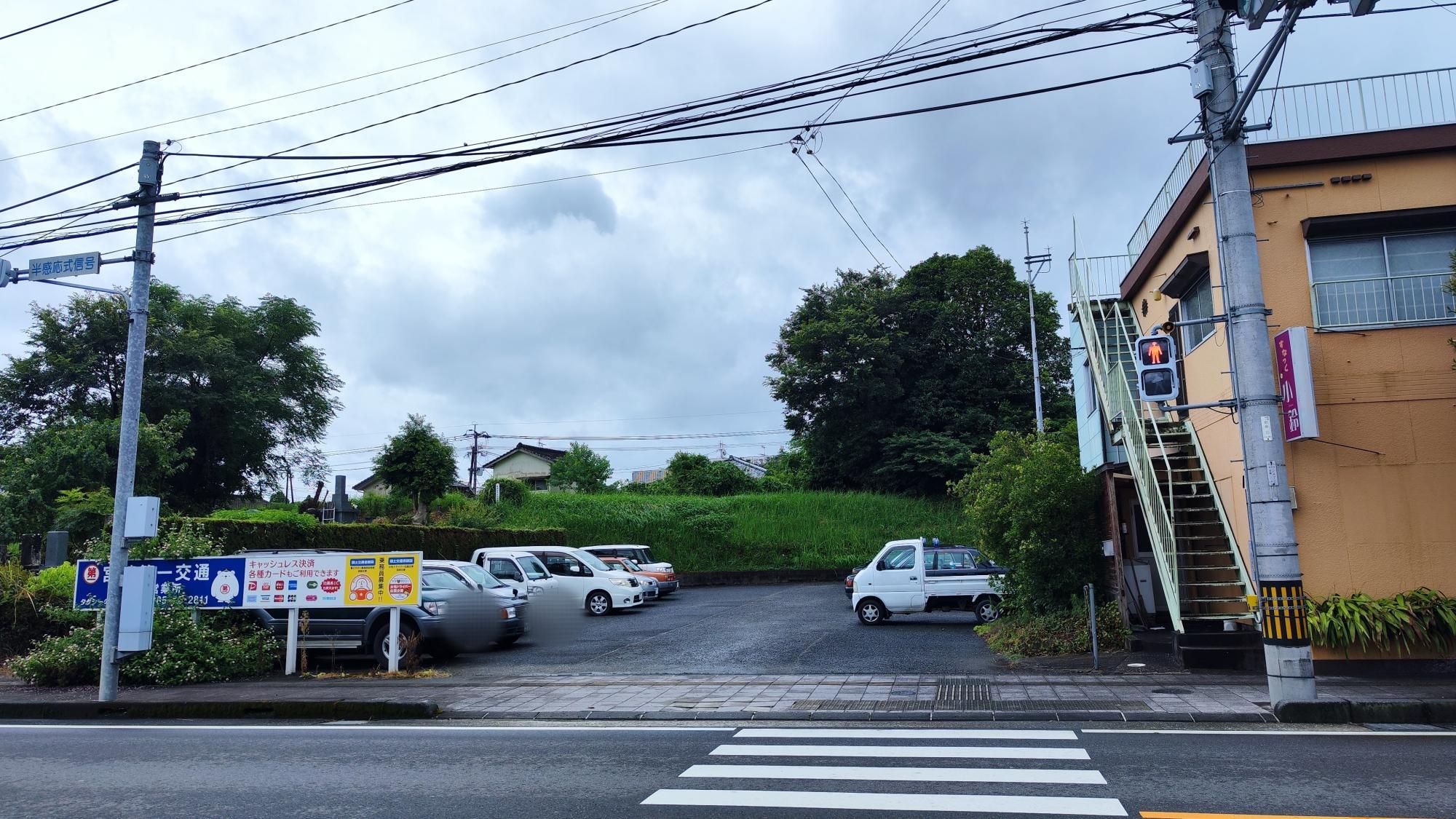 県道からの光景 ここに古墳があるのを知ったのはマップのおかげ