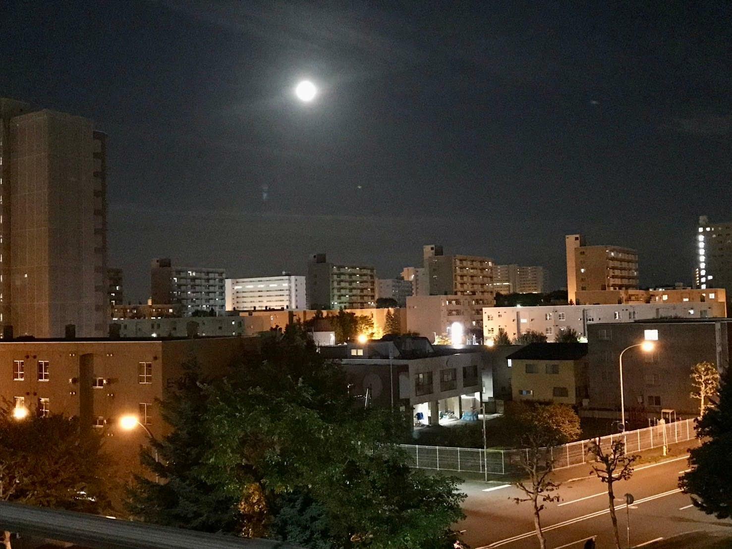 月夜の下の札幌の住宅街 昔は暗くなってから行われていました (撮影：$ug!)