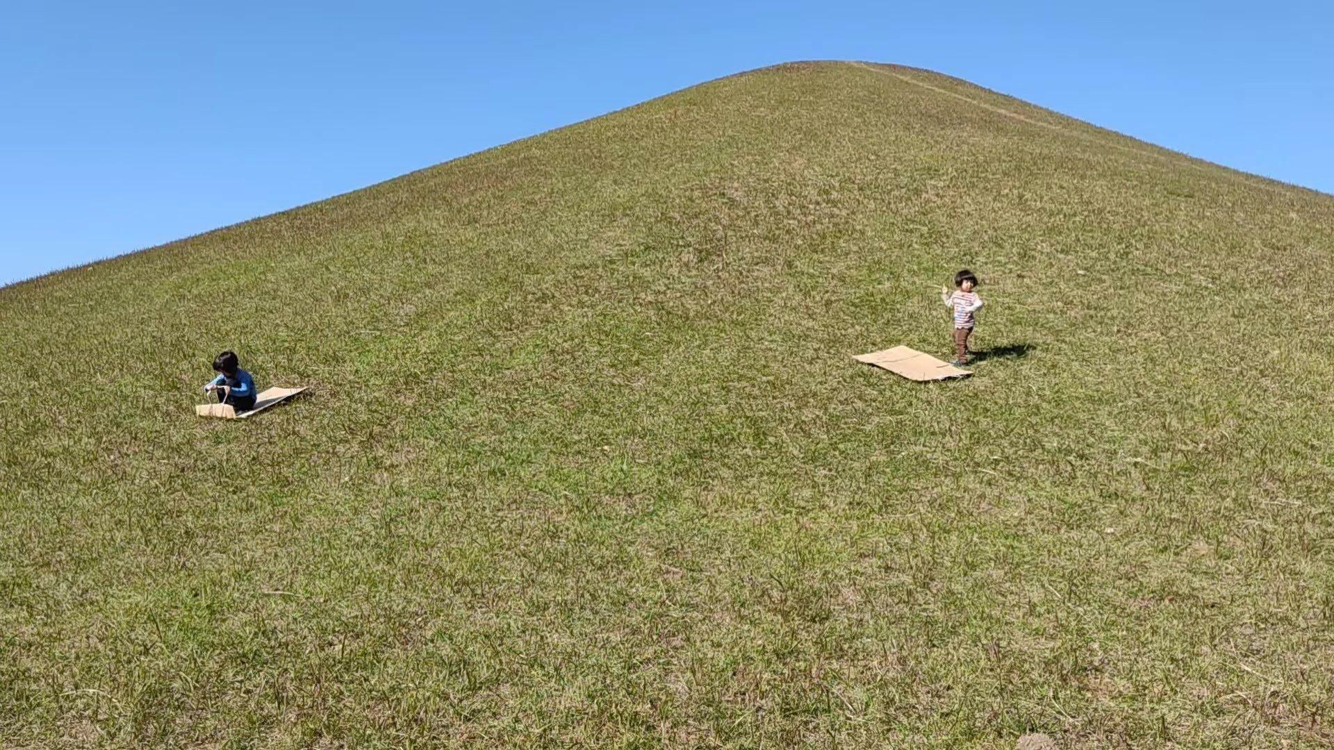 秋から冬は草そりシーズン