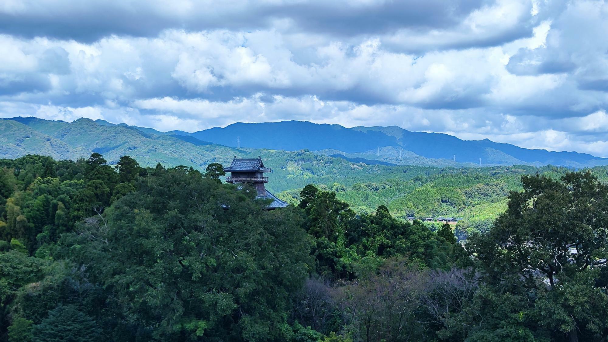 9月 頂上からの風景 綾城が見えます