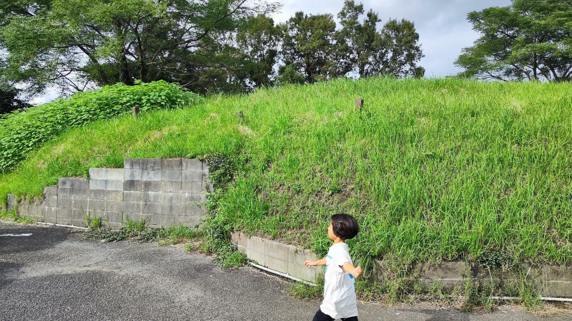 駐車場なので、車に注意しましょう