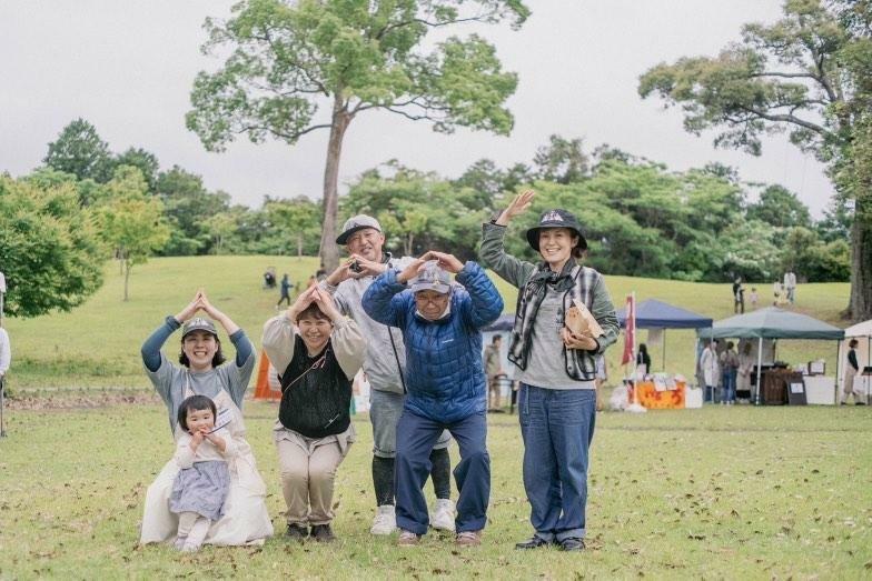 小山五雄さん(右から2番目)と保存会メンバー (写真提供：法華嶽うずら車保存会)