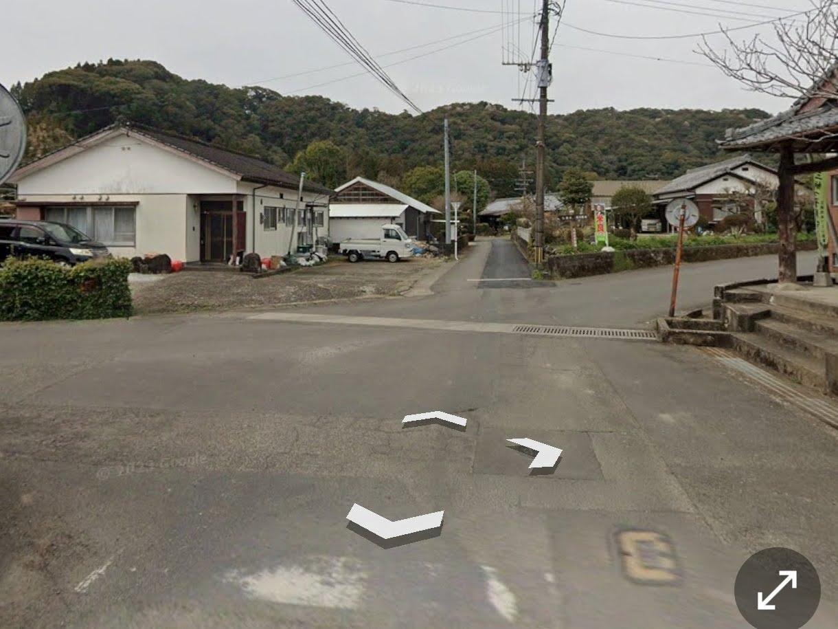 この写真の右の道に進みます　引用画像：GoogleMap