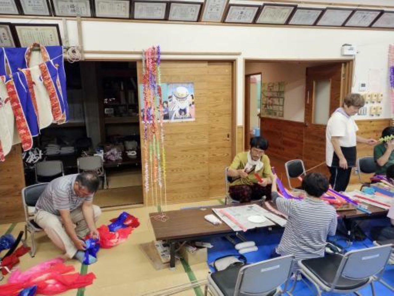 城攻め踊り準備中の光景　写真提供：猫町珈琲研究所