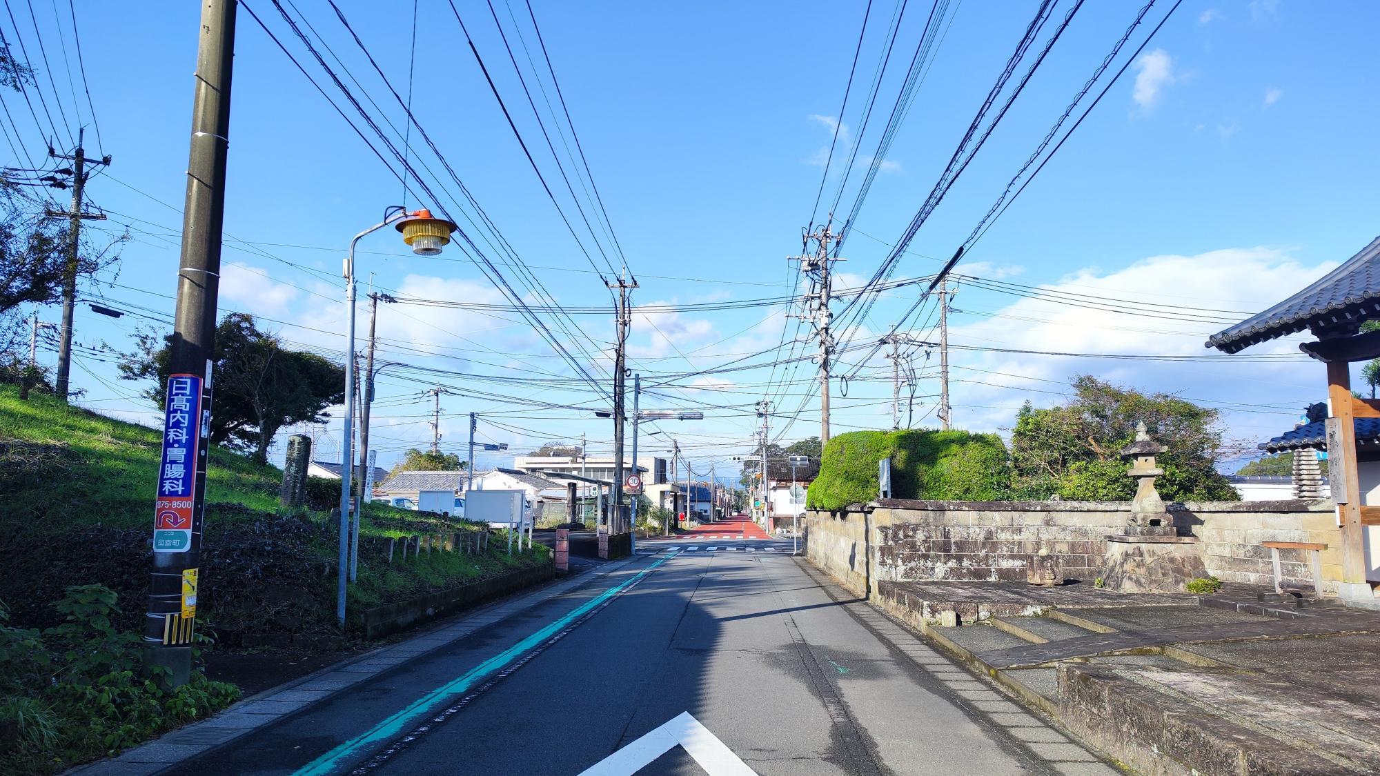 義門寺前の旧道。約400年前、この辺りに秀長の軍が駐留していました