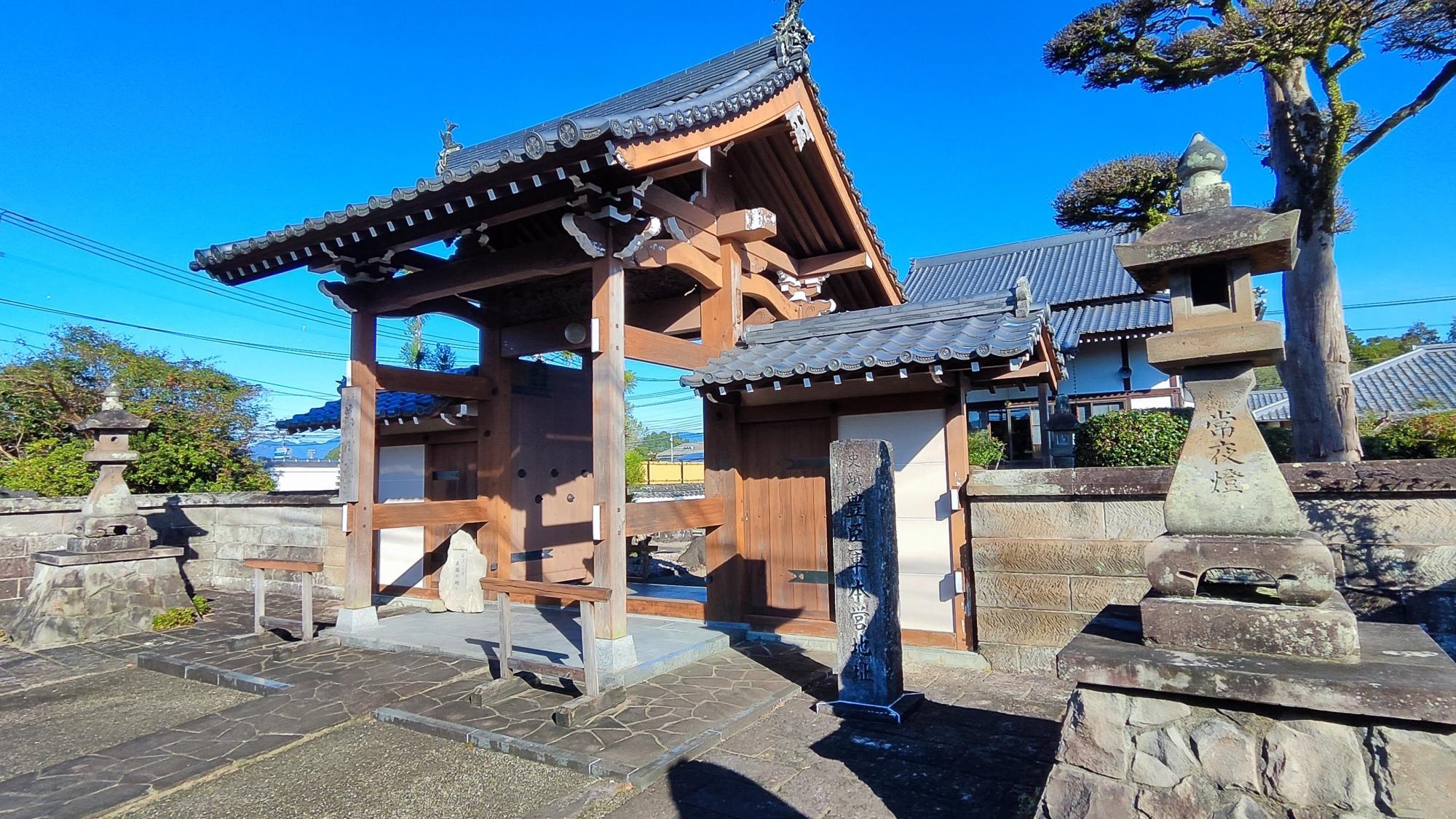 旧道に面した山門