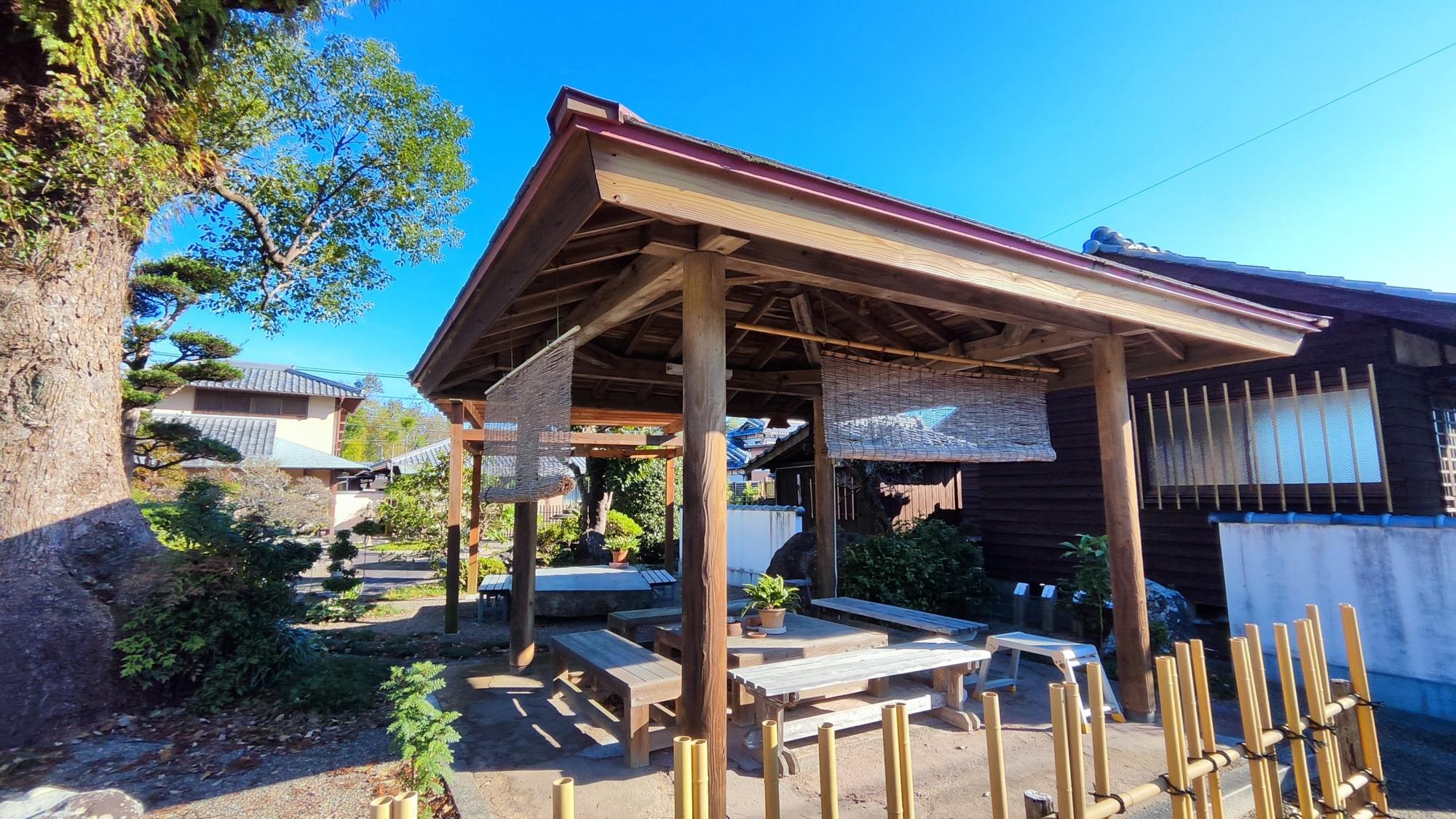 東屋がいくつかあります。江戸時代は、寺は人が集まる場所でした。ここで一休みも良いですね