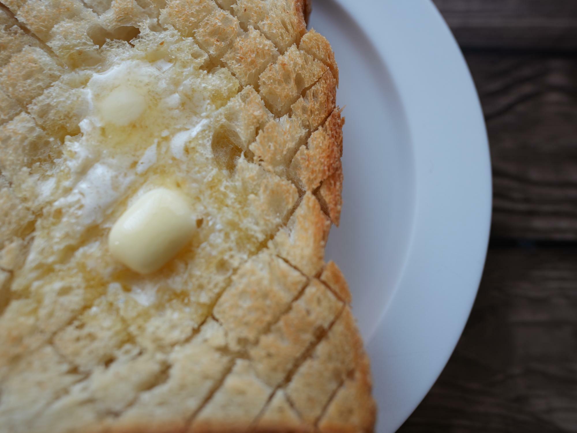 ハード食パン（バターのせ）