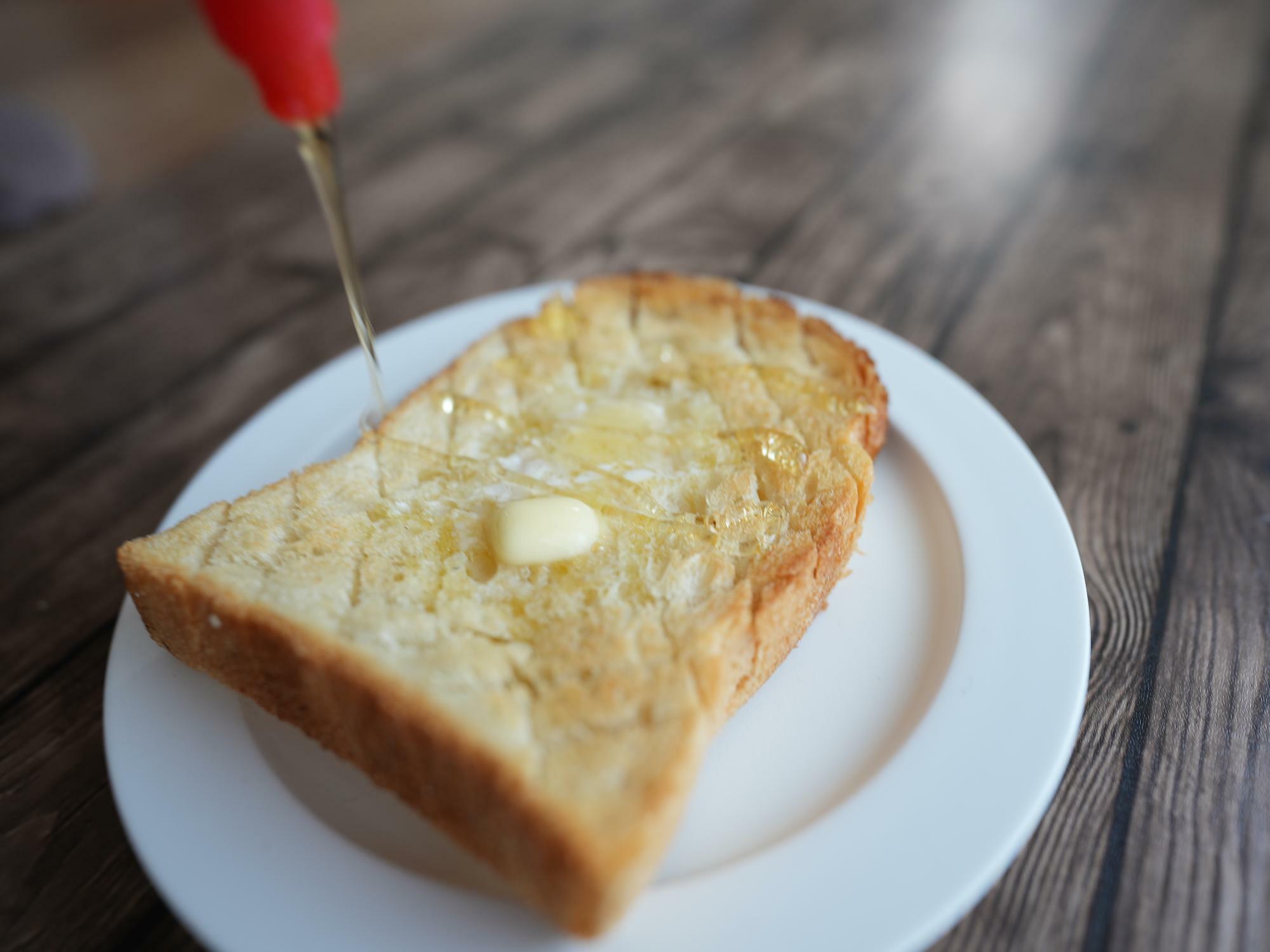 ハード食パン（バター＋ハチミツのせ）