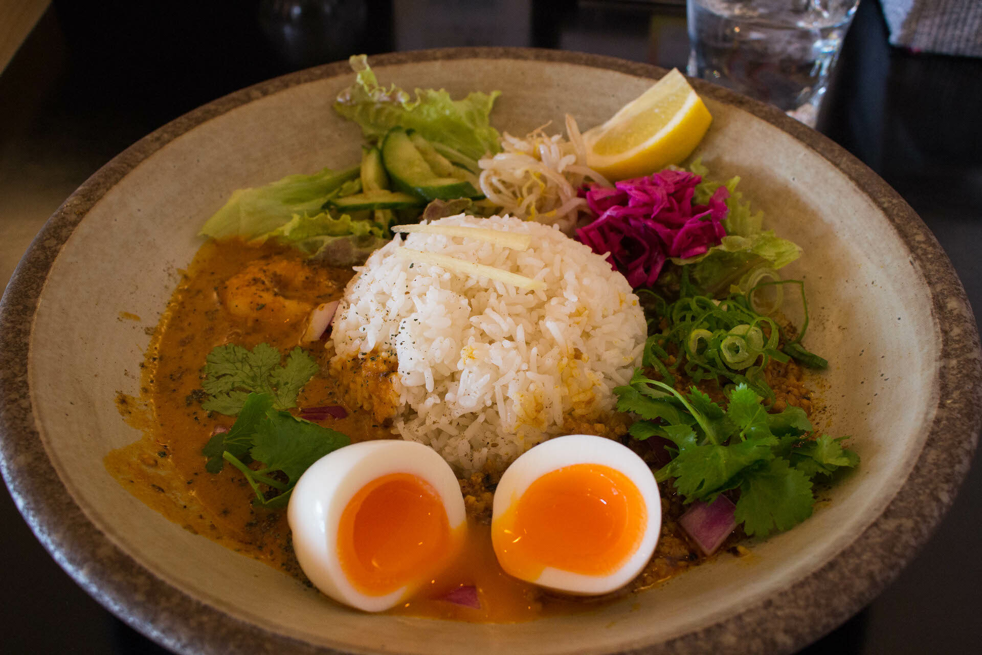 向かって右側が「肉みそキーマカレー」