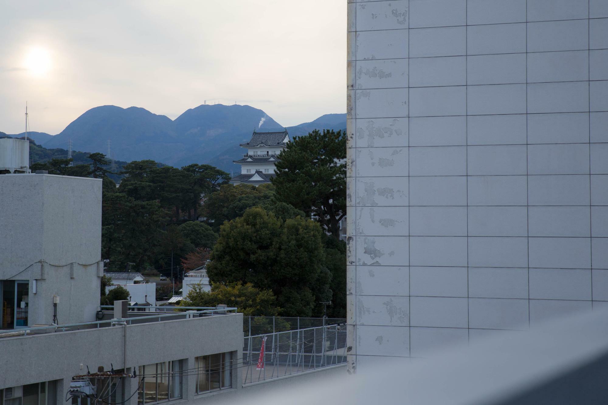 屋上からは小田原城も望むことができます