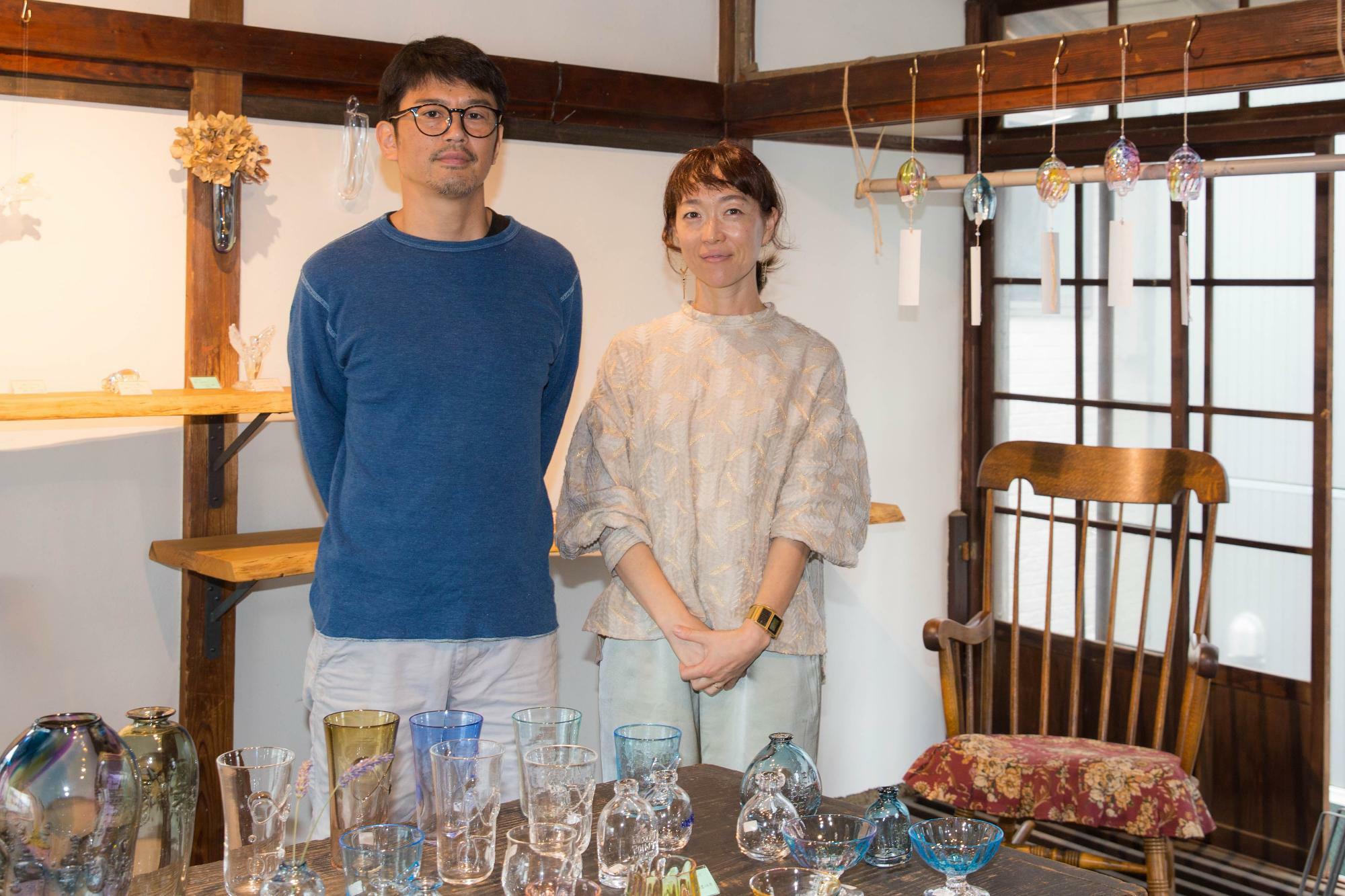 ガラスの制作・販売をされている岩沢さんご夫妻