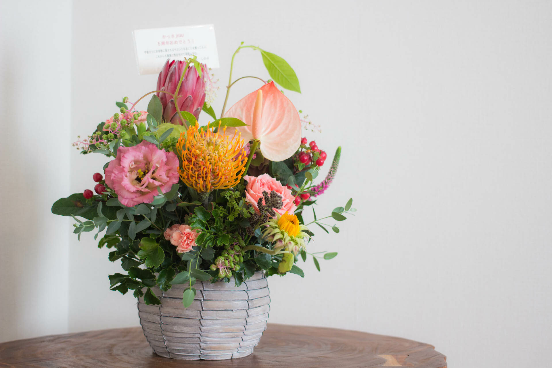 今月でサロンオープンから丸5年を迎えた「かっさyuu」。お祝いのお花がサロンを彩ります。