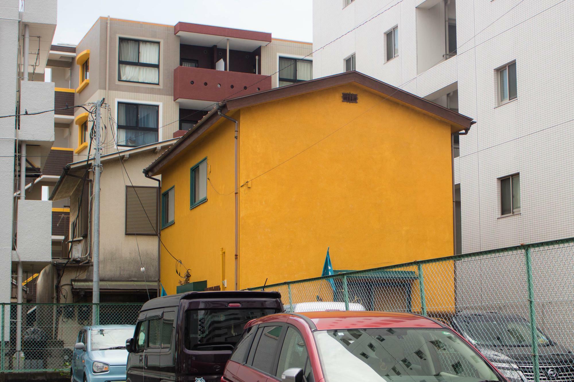 黄色の建物が目印
