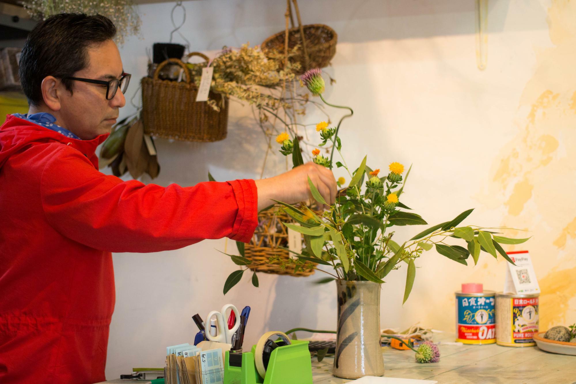 ご近所の「旅館プラム」さんのお花を花瓶に生ける髙橋さん