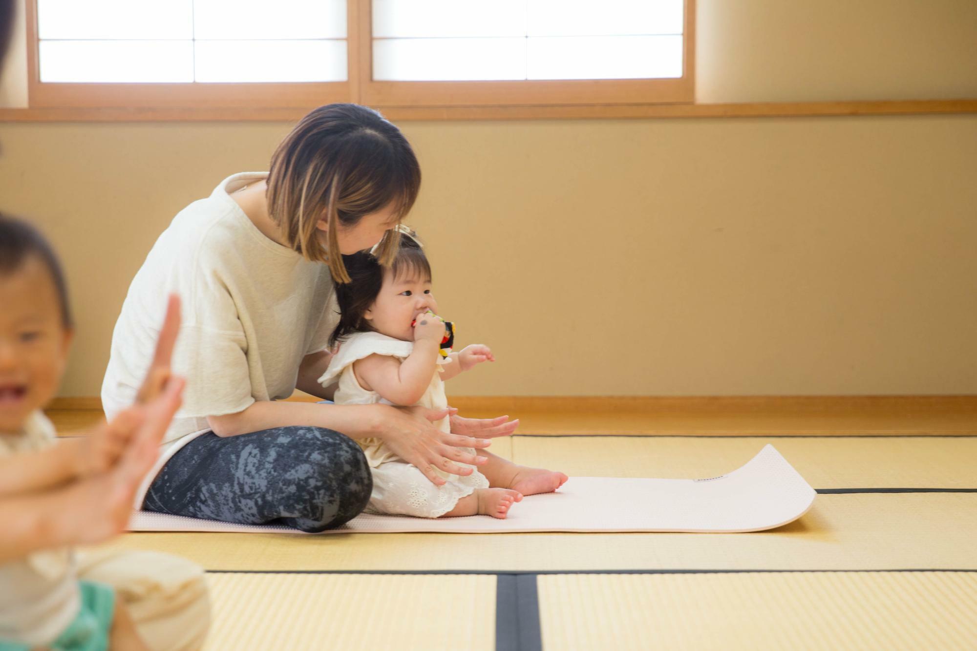 手遊びをする様子