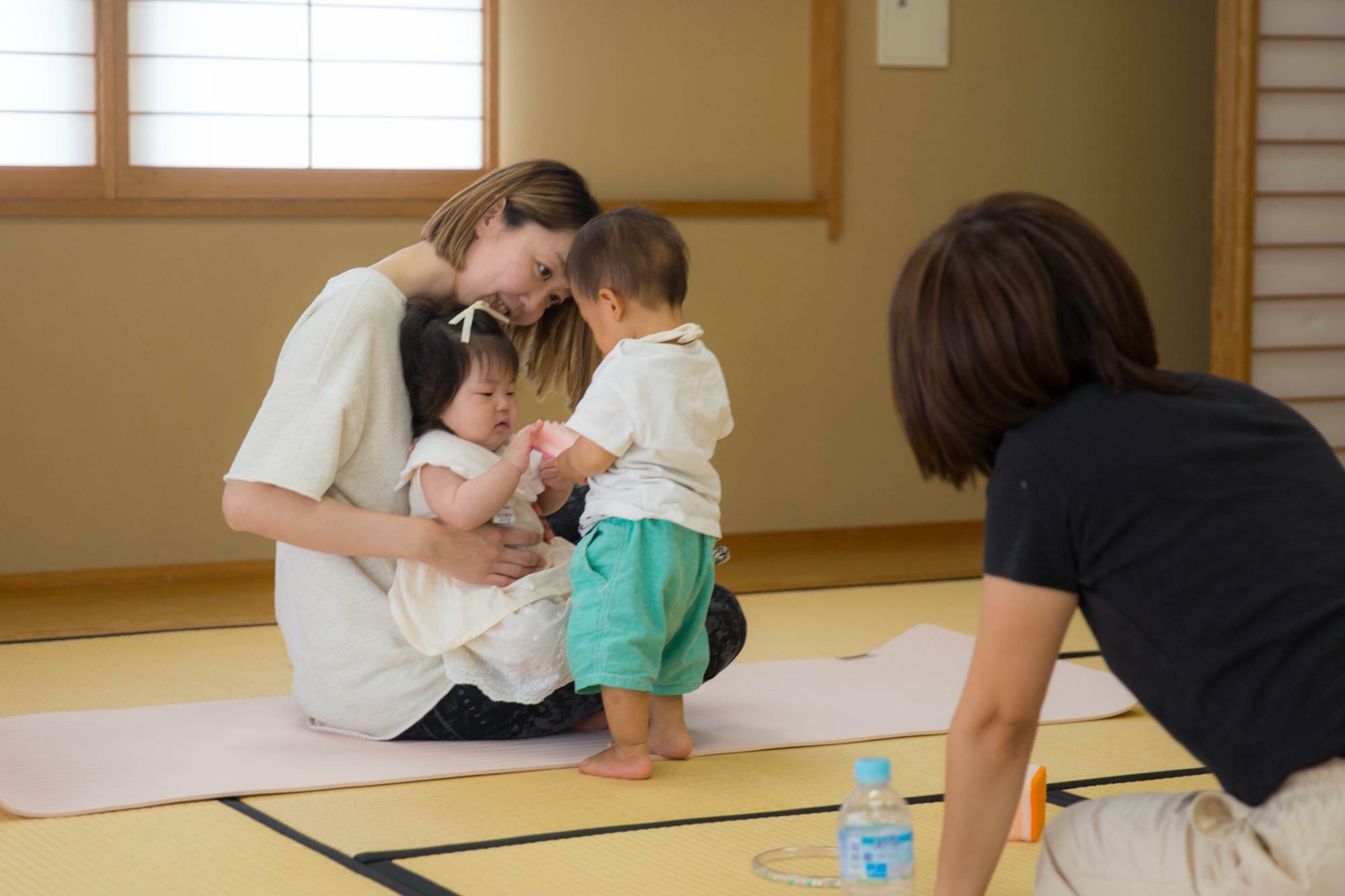 赤ちゃん同士がコミュニケーションを取ろうとする姿も