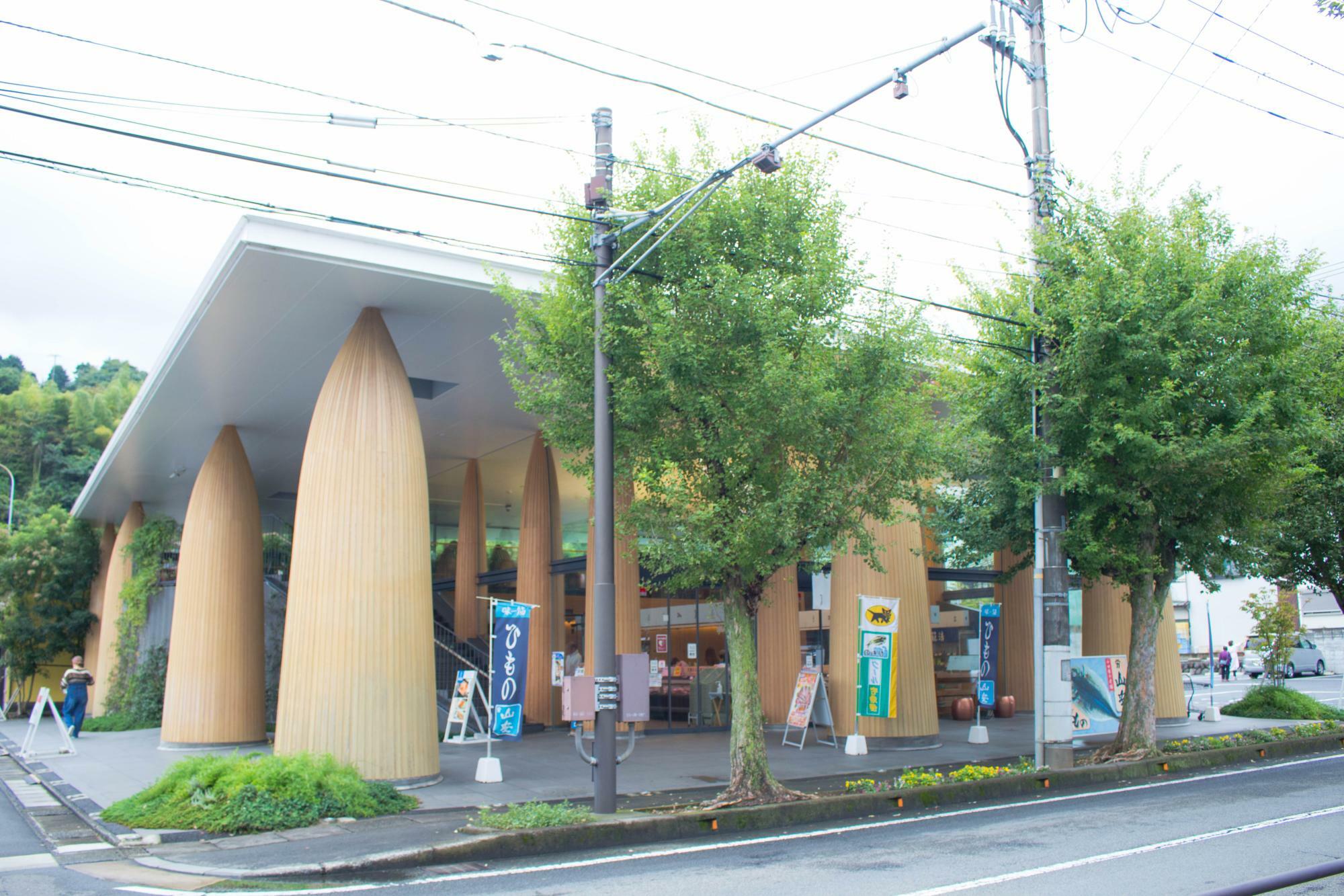 柱の形が特徴的！　モダンな建物の「山安 ターンパイク店」