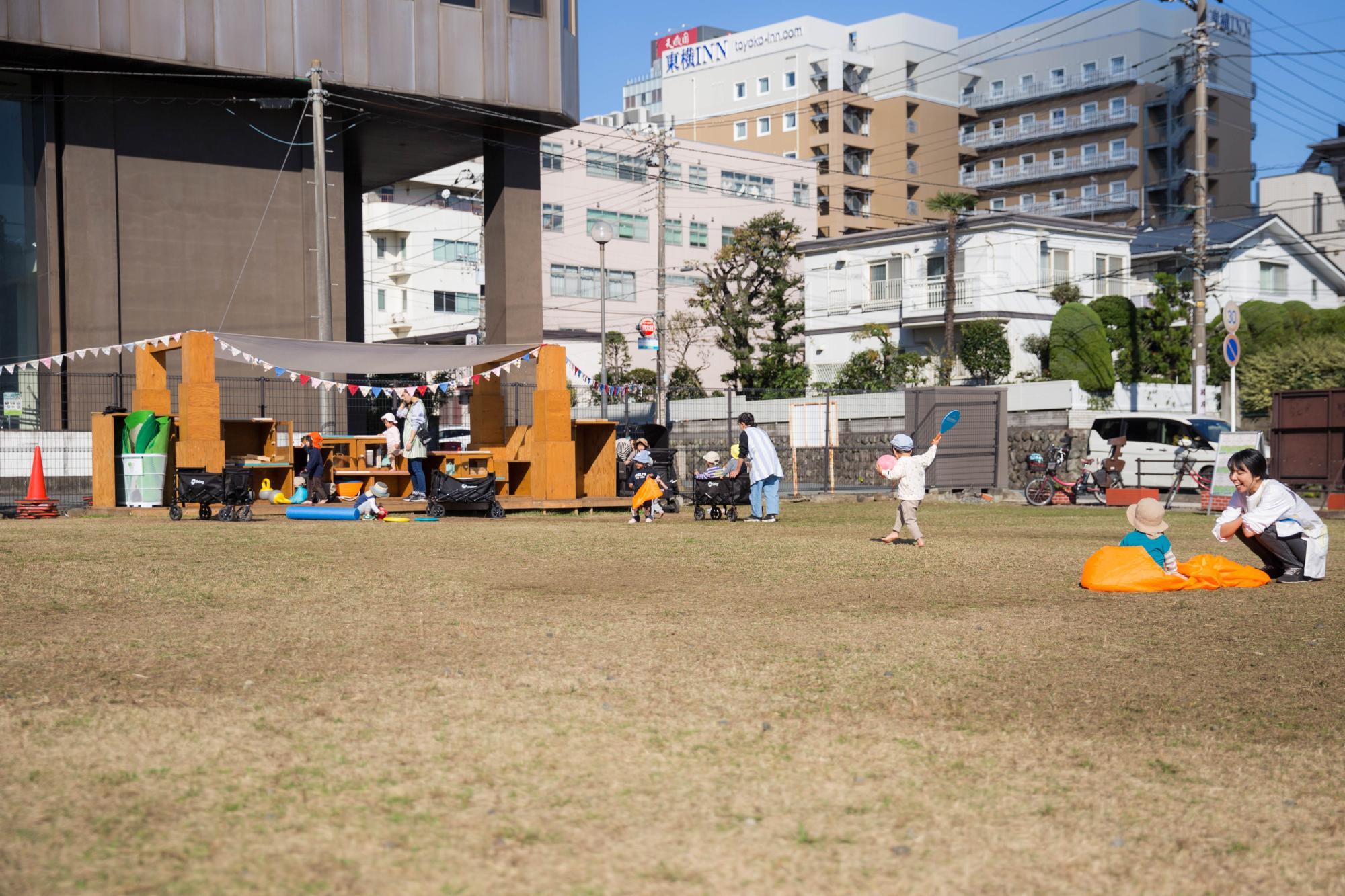 この日は保育園の子どもたちがお散歩で立ち寄っていました