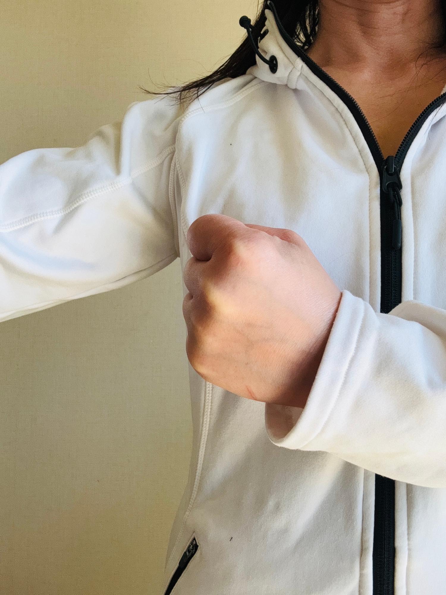 1花粉症対策に1分ストレッチ 拳を握りグーの形のままにぎった手と反対側の脇の下にあてます