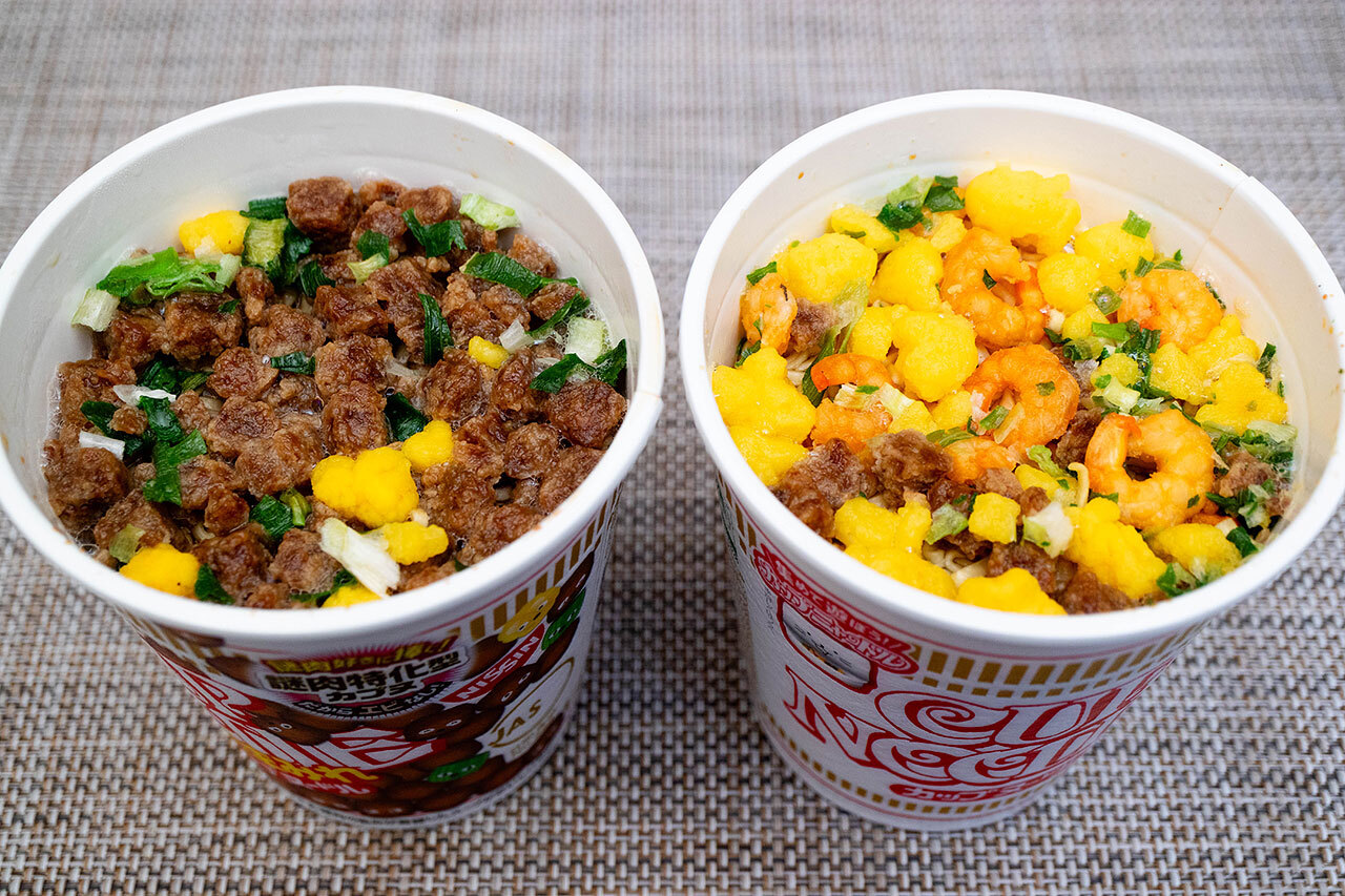 「謎肉まみれ」(左)と通常のカップヌードル(右)