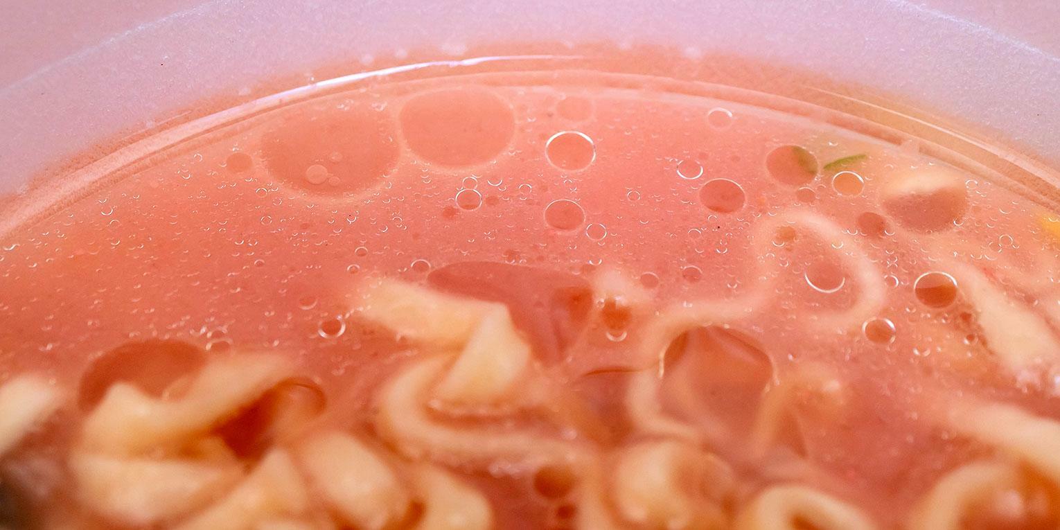 いちごミルクを思わせるどピンクのスープ
