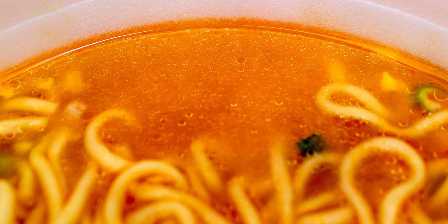 ピンクというよりオレンジ色のスープ