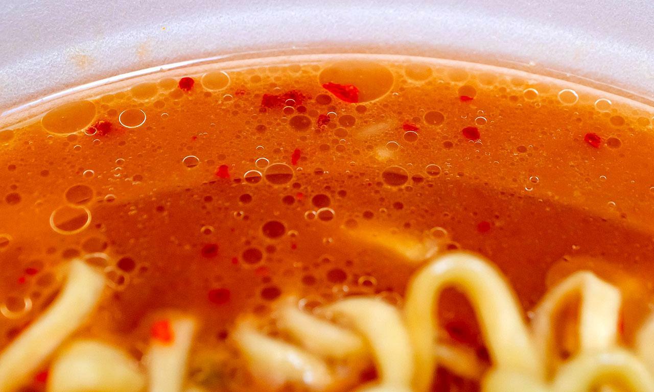 ニンニクがっつり、唐辛子の入ったスープ