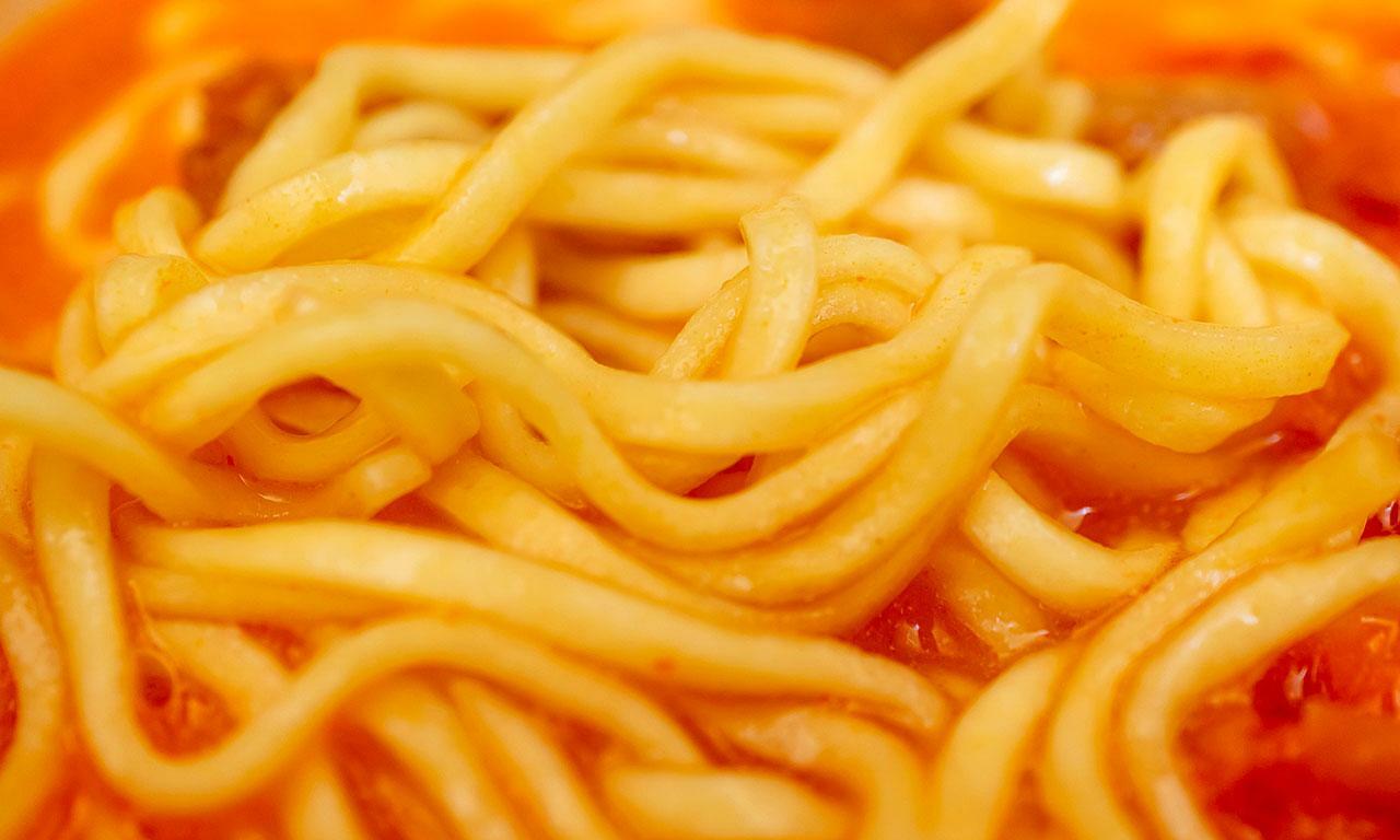 「つやもち製法」によるラードで揚げた麺