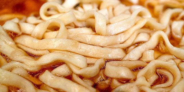 どん兵衛の麺とは異なる油揚げ麺のうどん