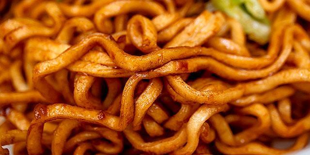 太くて縮れのついた油揚げ麺