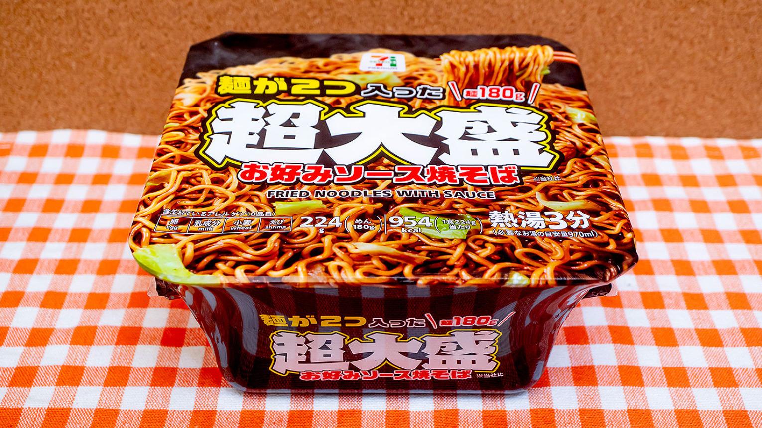 麺が2つ」の「超大盛カップ焼そば」の系譜にセブンプレミアムが