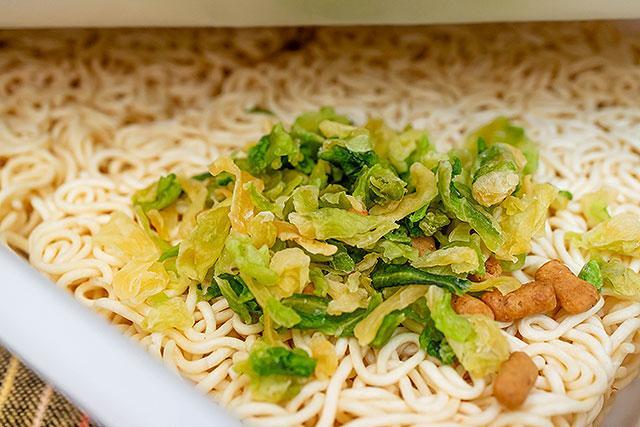 ラーメン（風）と餃子（風）セットが「ペヤング超大盛」でひとつ