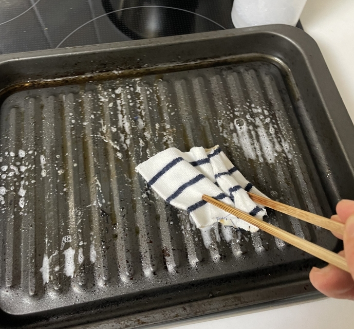 魚を焼いたトレーなどは洗剤をかけてからウエスで拭き取るとさらに効果的です。