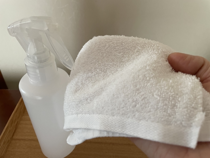 消毒用エタノールは濡れたものではなく乾いた雑巾を使用します。濡れていると濃度が下がり効果も薄れてしまいます。