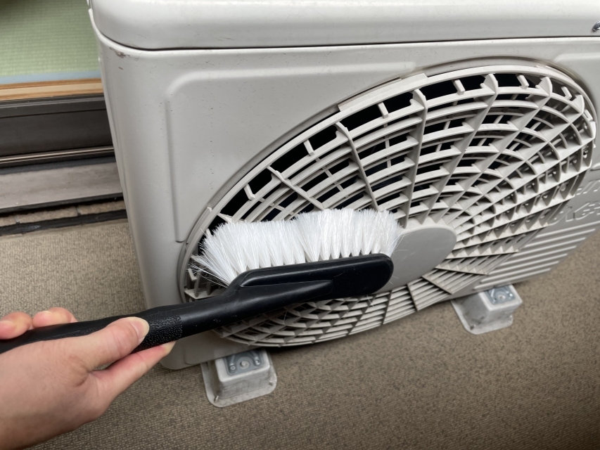 エアコン室外機は毛量の多い洗車ブラシの方が使いやすいです。