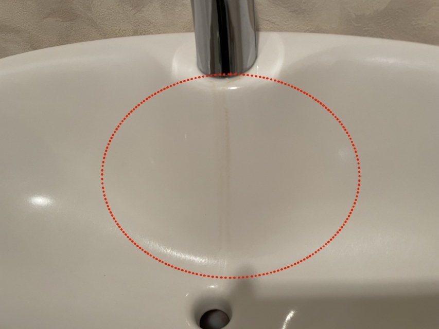 トイレに入るたびに気になっていた水アカの筋（赤丸の部分）
