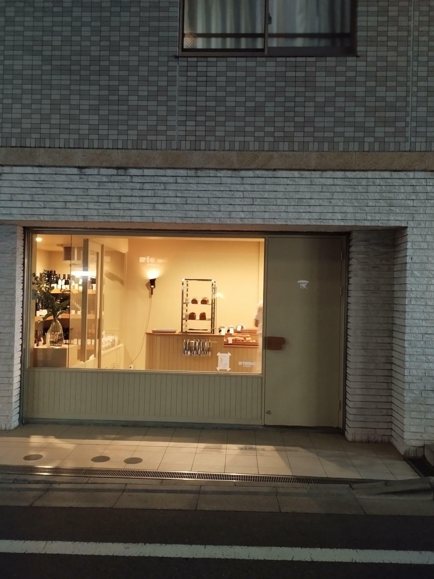 夜のパン屋さんというBlanc a Tokyoは夕方から昼とは違う顔のお店になります。写真でも店内左側にワインセラーが見えますよね！